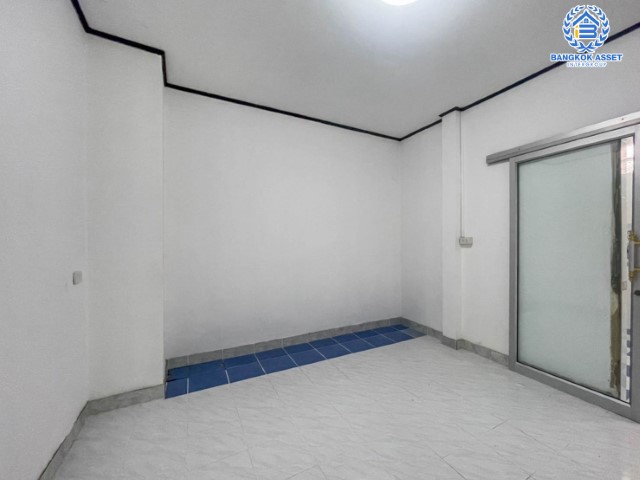 บ้านเดี่ยวมือสองย่านปทุมธานี ม.ปาริชาติ ถนน 345 บ้านแบรนด์คุณภาพระดับ L&H บนเนื้อที่กว้าง 81 ตร.ว. ฟังก์ชัน 4 ห้องนอน 3 ห้องน้ำ 2 ที่จอดรถ บนทำเลดี เชื่อมต่อถ.สะพานนนทบุรี-บางบัวทอง, ถ.ติวานนท์ ได้บ้านหลังใหญ่ในราคาที่คุ้มที่สุด! รีบจองเลย!